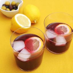 Tinto de Verano with lemon