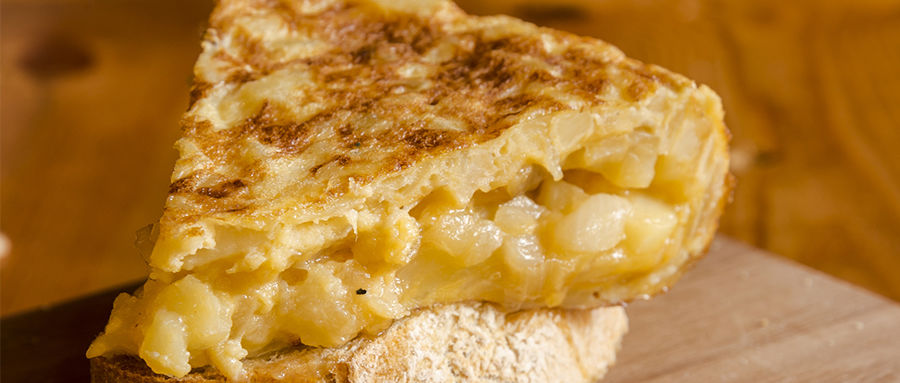 ¿Cuál es el origen y la receta de la tortilla de patatas tradicional?