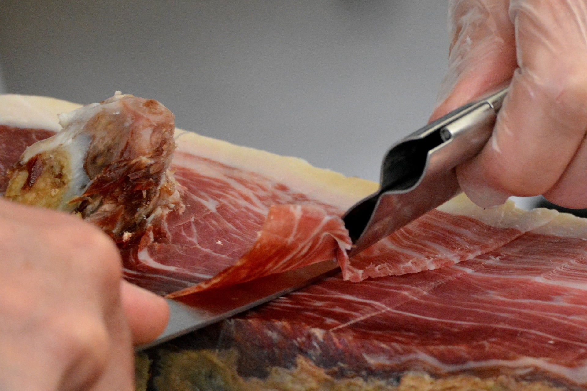 Comment couper un jambon cru espagnol?