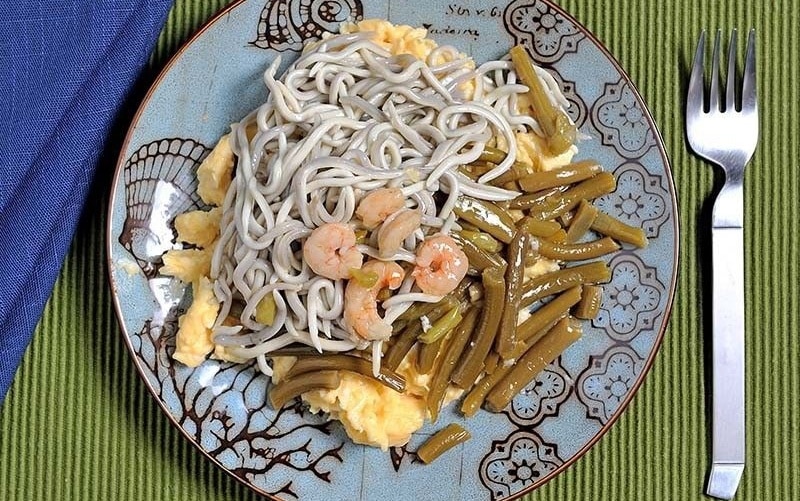 Revuelto de gulas con gambas