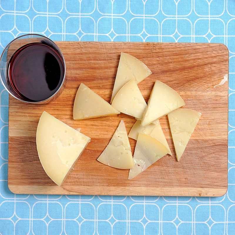 Halbgehärteter Manchego-Käse, eine perfekte Delikatesse in all ihren Größen
